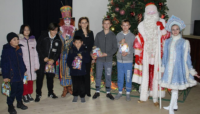 Более 200 детей из Прохладного получили сладкие подарки к Новому году